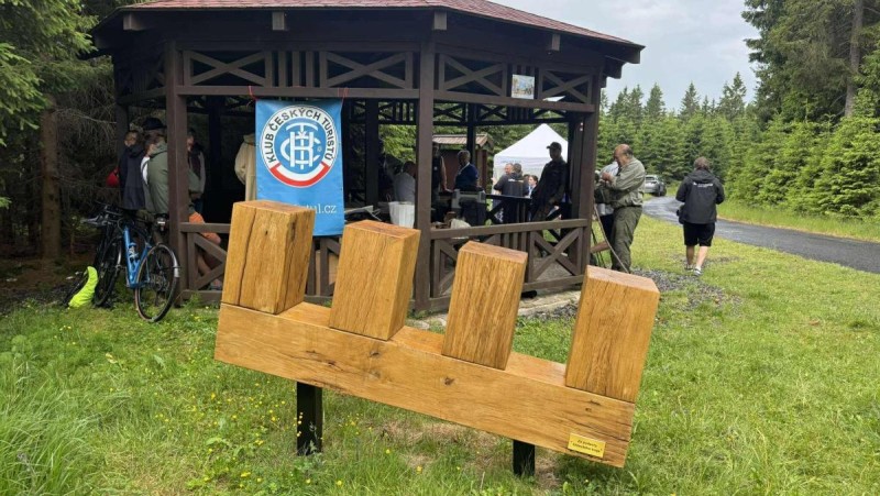 Na novou hřebenovku vtipně odkazuje i tato dřevěná socha. Foto: Oldřich Hájek