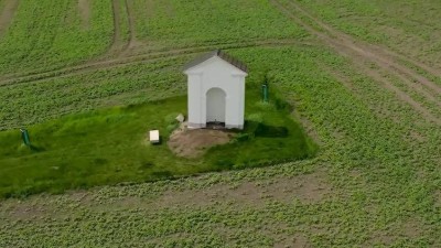 TIP NA VÝLET: Už jste navštívili kapličku nedaleko Loun? Čeká na vás oáza klidu i nový fotopoint