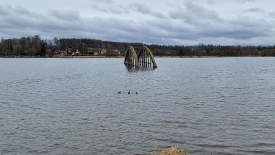 Takhle vypadá zatopený most po většinu roku. Teď se ale po něm dá přejít suchou nohou. Foto: Robert Longauer