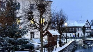 Budova &uacute;řadu, kde v ponděl&iacute; do&scaron;lo ke krveprolit&iacute;. Vlevo je na sn&iacute;mku zachycen v&aacute;nočn&iacute; strom, kter&yacute; t&eacute;hož dne nevydržel prudk&yacute; n&aacute;por větru. Pro veřejnost jde o smutnou symboliku. Foto: FB Městečko Chřibsk&aacute;