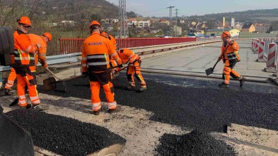 Silničářům zhatily plány stavy mostů a počasí. Úsek u Bystřan na Teplicku se zprovozní o půl roku později