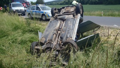 Záchranáři zasahovali u dopravní nehody u Lužce. Auto tam vylétlo ze silnice