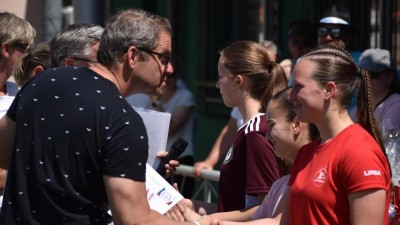 Zlaté medaile z Mistrovství ČR předal starosta Žatce hráčkám Nezvěstic