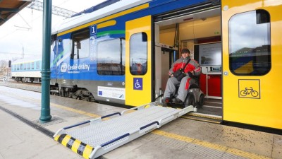 České dráhy loni přepravily více než 7 tisíc cestujících se zdravotním postižením