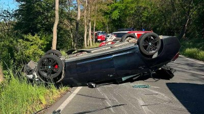 Převr&aacute;cen&eacute; auto zablokovalo silnici u Postoloprt. Na m&iacute;stě zasahuj&iacute; v&scaron;echny složky IZS