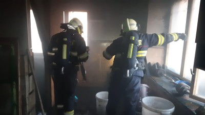 AKTUÁLNĚ/FOTO: Hasiči zasahují v kotelně rodinného domu ve Slavětíně. Hledají ohniska požáru