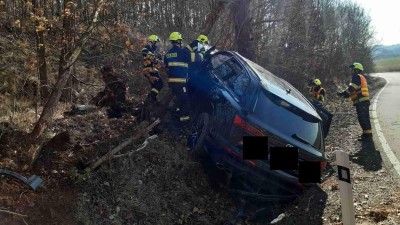 U Měcholup na Lounsku skončilo auto mimo silnici