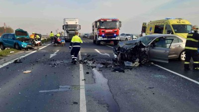 FOTO/AKTUALIZUJEME: Dálnice D7 je stále uzavřena. Tady jsou fotografie z místa nehody