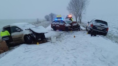 PRÁVĚ TEĎ: Hromadná nehoda čtyř aut u Jimlína! Na místě jsou zranění, silnice je uzavřena