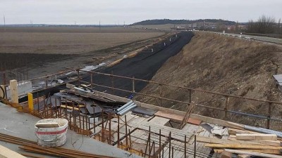 Stavba nového úseku D7 u Loun se opět rozjíždí, u Chlumčan začnou stavět co nevidět