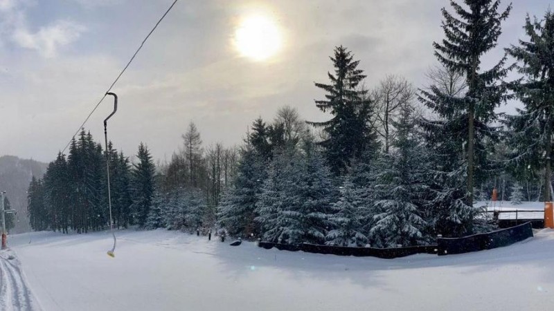 Na večern&iacute; budou dnes už rolbou upraveny i svahy u velk&eacute;ho vleku. Foto: Skiare&aacute;l Al&scaron;ovka