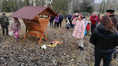 FOTO: V Blatně myslí i na lesní zvěř. Místní při akci „Krmení zvířátek“ naplnili krmelec dobrotami