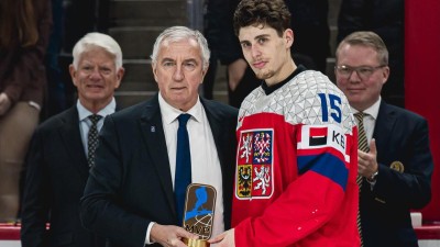 Vojtěch Čihař byl jako vůbec prvn&iacute; česk&yacute; junior vyhl&aacute;&scaron;en nejužitečněj&scaron;&iacute;m hr&aacute;čem v historii mistrovstv&iacute; světa. Foto: Česk&yacute; hokej