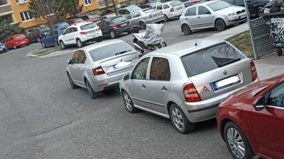 FOTO: Špatně zaparkovaná auta brání v Žatci vyvážení kontejnerů