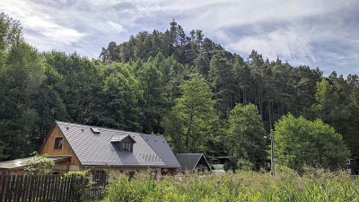 TIP NA VÝLET: Znáte tuto rozhlednu v malebné krajině? Na vrchol vede 150 schodů, odměnou je nádherný výhled