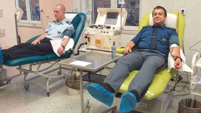 FOTO: Členové Vězeňské služby z Nového Sedla a Drahonic se zapojili do charitativní akce a darovali krev