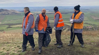 Vězni se zapojili do velké úklidové akce a ve svém volném čase čistili okolí Bělušic