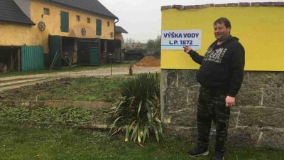Aktuálně renovovaná povodňová značka na domě rodiny Skřivanových. Foto: Lucie Bartoš