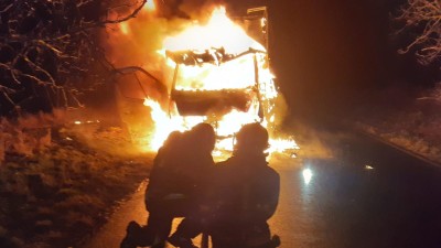 FOTO: U Malnic na Lounsku hořela dodávka. Oheň ji celou zničil