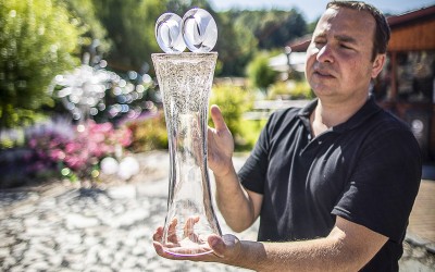 Trofeje pro mistrovství světa superbiků v duchu českého sklářského umění. Foto: Autodrom Most