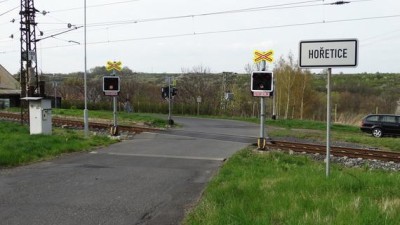 Nechráněné železniční přejezdy v Hořeticích a v Žiželicích budou od června bezpečnější