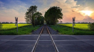 Opilý cizinec ležel u železničního přejezdu v Lounech a nemohl sám vstát