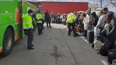 VIDEO: Celníci našli v linkovém autobuse dvě kila drog. Cizinci převáželi extázi a amfetamin