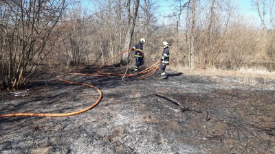 FOTO: U Dobroměřic hořela louka. Hasiči s ohněm bojovali více než hodinu