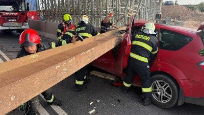 OBRAZEM: Drsná nehoda na rozestavěném úseku dálnice na Prahu
