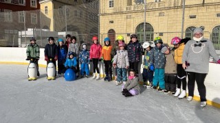 OBRAZEM: Školáci z Bitozevsi vyrazili do Žatce na kluziště. Učitelkám pomáhali učit děti bruslit i rodiče