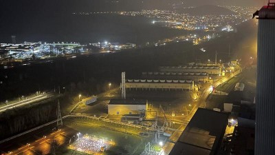 Chcete vidět tento noční pohled z nejvyšší rozhledny v Česku? Země pod vámi je 140 metrů