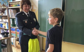 Policisté přišli desetiletému chlapci poděkovat do školy. Foto: Policie ČR