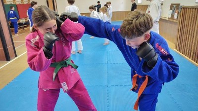 Žateck&eacute; Ju-jitsu m&aacute; svou kr&aacute;lovnu: Čtrn&aacute;ctilet&aacute; Kateřina Bencov&aacute; v&aacute;lcuje soupeře včetně kluků