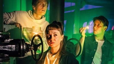 Jirka, dívka En a Tonda se vydávají za dobrodružstvím do míst, kam si dosud nenašel cestu ani signál. Foto: Městské divadlo v Mostě