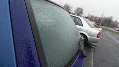 Řidiče i chodce na Lounsku potrápí ledovka, varují meteorologové