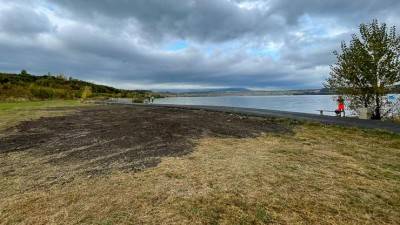 Novinka pro návštěvníky jezera Most: Vzniká tu nová pláž, bude mít travnatý povrch