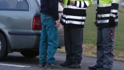 Řidič zastavený v Podbořanech nebral vážně rozhodnutí soudu, teď mu hrozí dvouletý kriminál