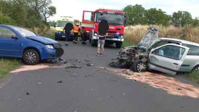 U obce Zeměchy se čelně srazila dvě auta. Jednoho řidiče museli hasiči z vraku vyprostit