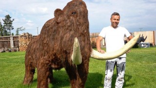 Karel Kaliba vyrobil na zahradě mamuta. Foto: Oldřich Hájek