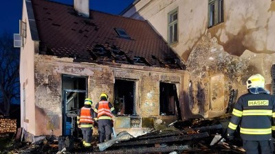 Nočn&iacute; drama na z&aacute;mku Valeč: Pož&aacute;r za miliony krotily des&iacute;tky hasičů i z &Uacute;steck&eacute;ho kraje