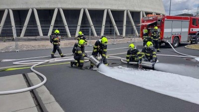 FOTO: Hasiči měli cvičný den. Zachraňovali děti a hasili požár v elektrárně