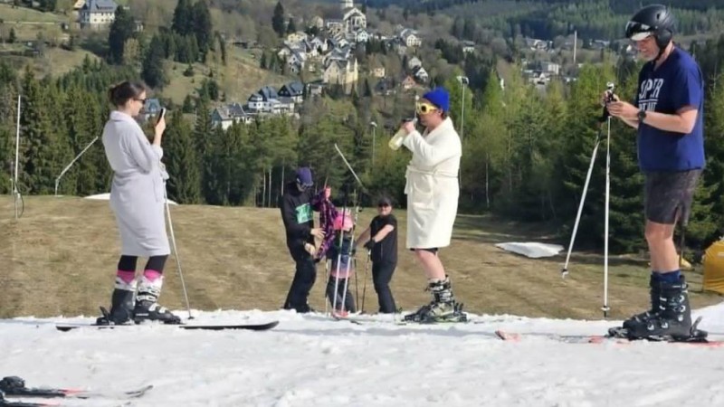 Na svahu panovala skvěl&aacute; n&aacute;lada, lyžovalo se v nejrůzněj&scaron;&iacute;ch outfitech a někteř&iacute; si bouchli i "bubliny" na př&iacute;pitek. Foto: jip