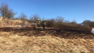 Nedělní požár travního porostu v obci Očihovec. Foto zdroj: SDH Podbořany