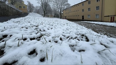 Předpověď meteorologům vyšla! Severozápad Čech pokryl sníh, sněžit má i nadále