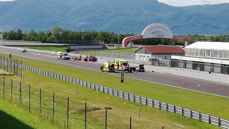 Zásah záchranářů po srážce závodníků na autodromu. Foto: čtenář