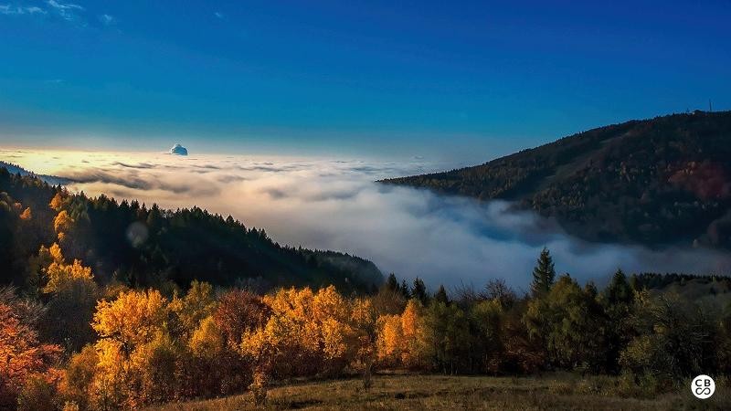 Ani pohled na Bouřňák a Mikulov kdesi dole nesmí chybět: Foto: publikace Čarovné Krušné hory