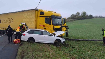 AKTUÁLNĚ: U obce Libčeves je uzavřená silnice. Boural tam kamion s osobákem