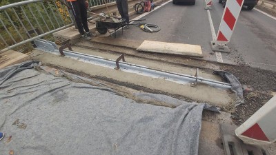 AKTUÁLNĚ: Silničáři v Blšanech betonují mostní závěry