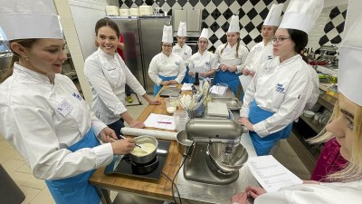 VIDEO: Špičková česká cukrářka zavítala do hodiny budoucích kuchařů a číšníků