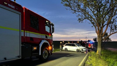 FOTO: U Malnic narazilo auto do stromu. Při nehodě se zranil jeden člověk